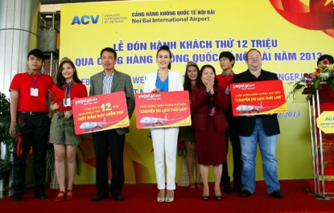 Hành khách thứ 12 triệu qua Cảng HKQT Nội Bài trên chuyến bay VietJetAir 